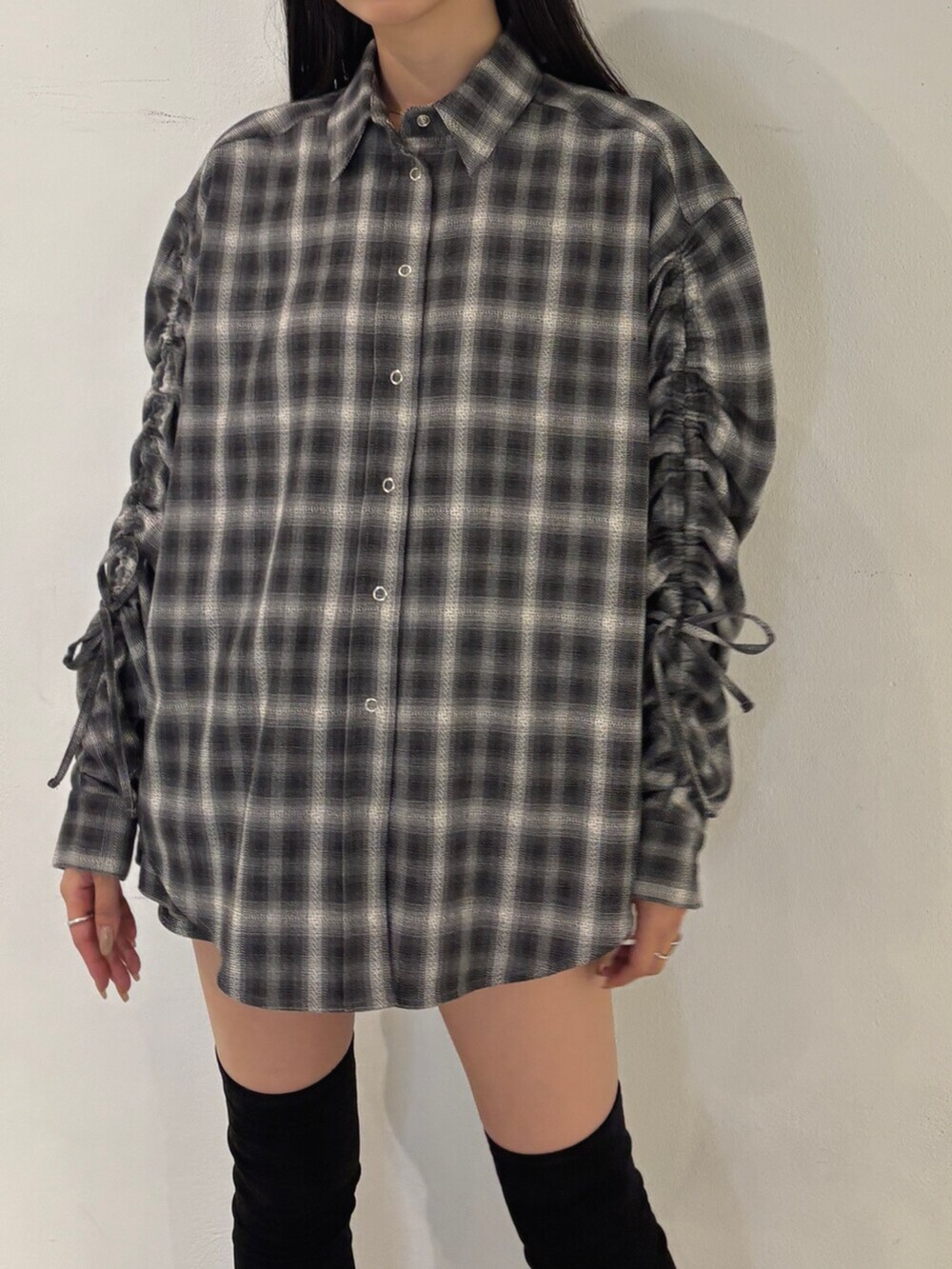 ブラック系のブーツ、グレー系のシャツ/ブラウス、グレー系のスカートを着用したレディースの夏コーディネートの5枚目の写真