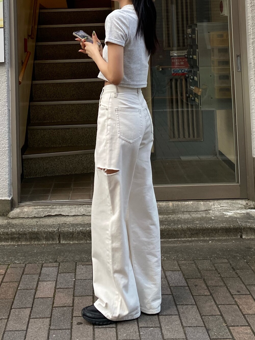 ホワイト系のデニムパンツ、グレー系のTシャツ/カットソーを着用したレディースの夏コーディネートの2枚目の写真