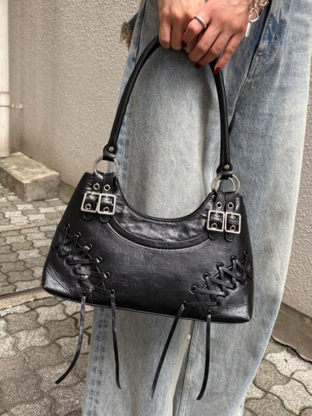 ブラック系のシャツ/ブラウス、ブラック系のショルダーバッグ、ブラック系のサンダルを着用したレディースの夏コーディネートの5枚目の写真
