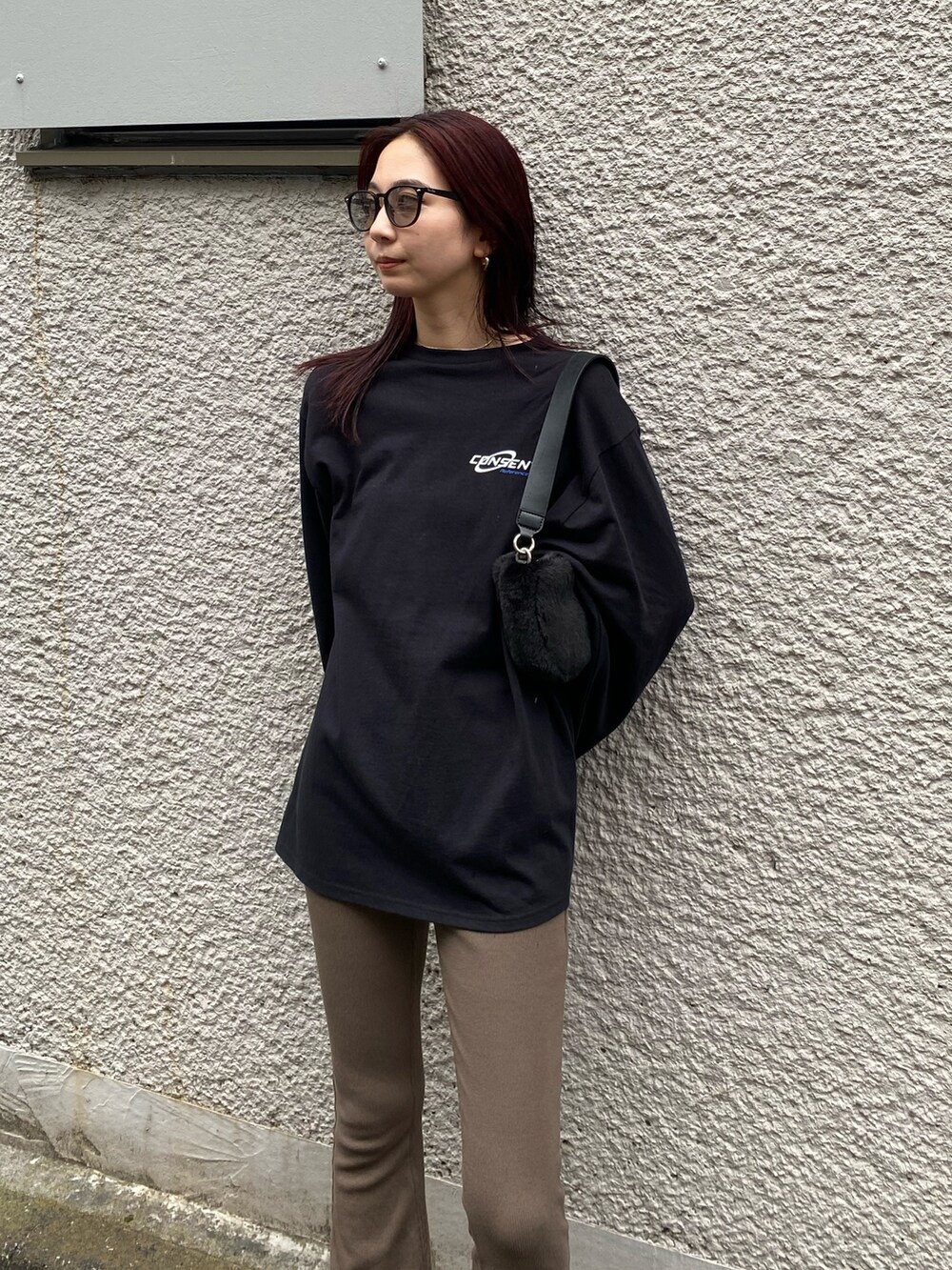 ブラウン系のその他パンツ、ブラック系のTシャツ/カットソー、ブラック系のハンドバッグを着用したレディースの秋コーディネートの3枚目の写真