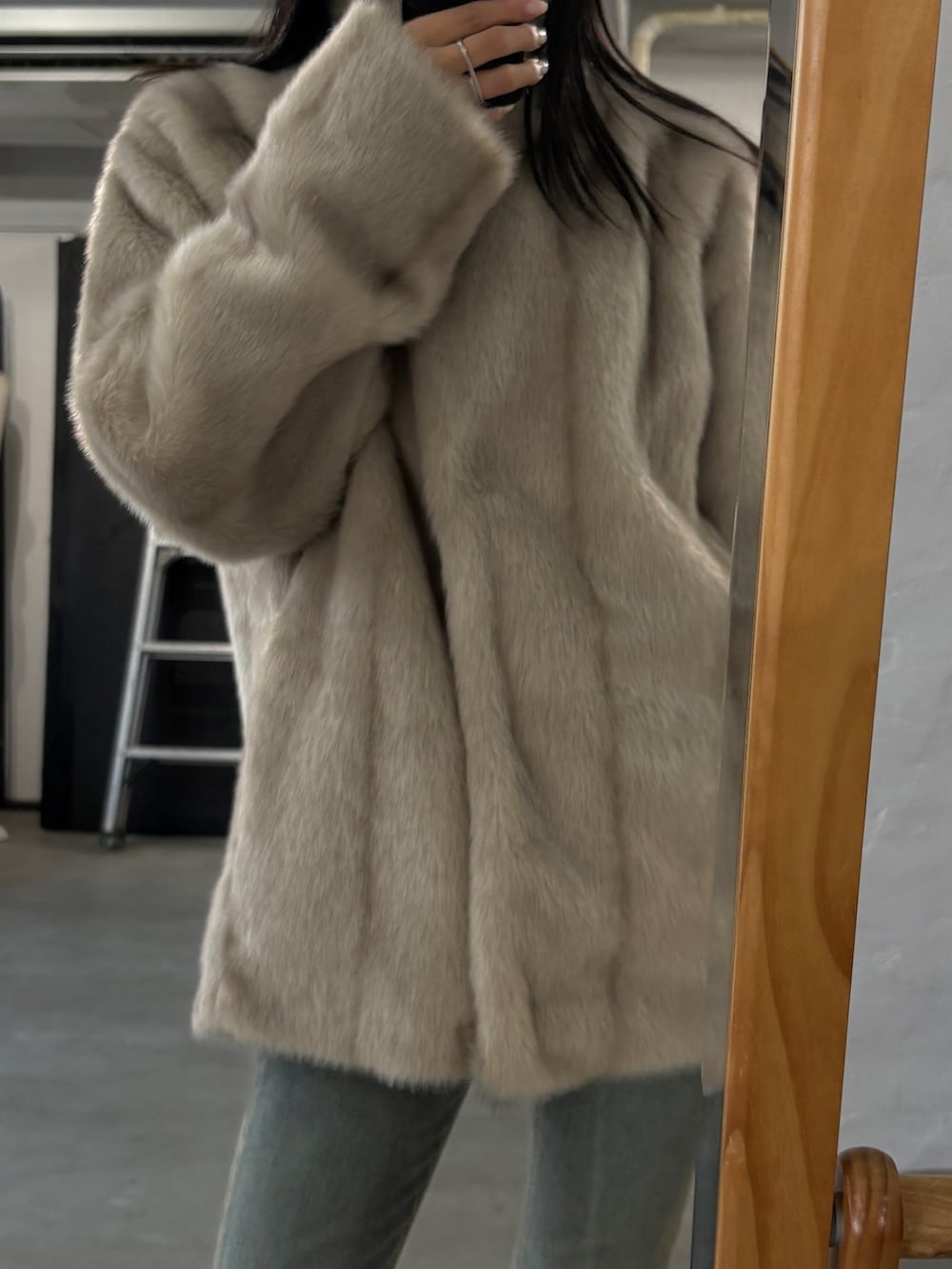 ベージュ系のその他アウター、ブルー系のデニムパンツを着用したレディースの冬コーディネートの2枚目の写真