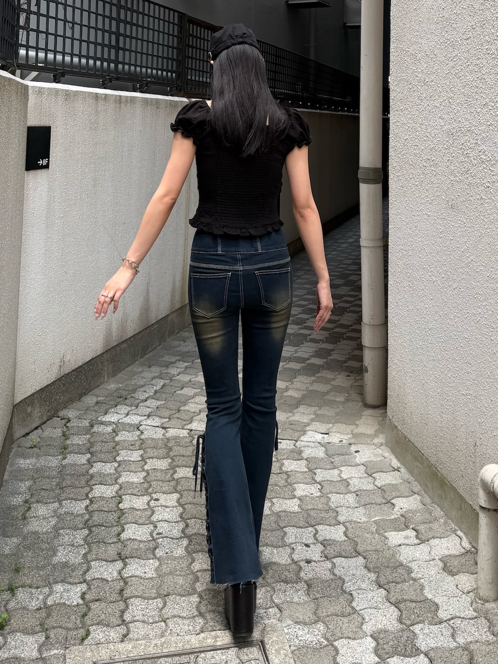 ブルー系のデニムパンツ、ブラック系のサンダル、ブラック系のシャツ/ブラウスを着用したレディースの夏コーディネートの3枚目の写真