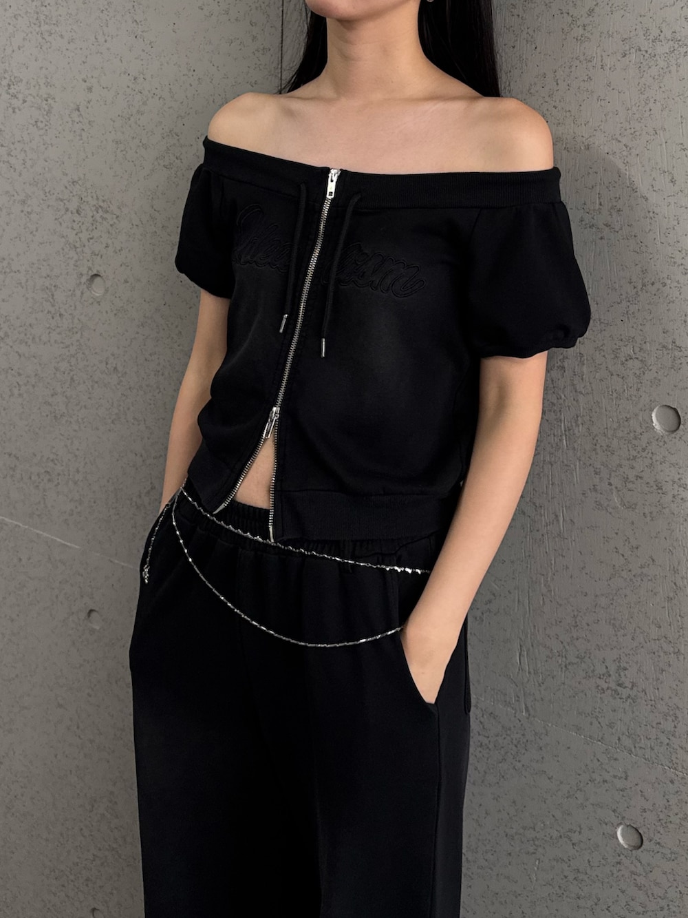 ブラック系のスウェットパンツ、ブラック系のスウェット、ブラック系のサンダルを着用したレディースの夏コーディネートの4枚目の写真