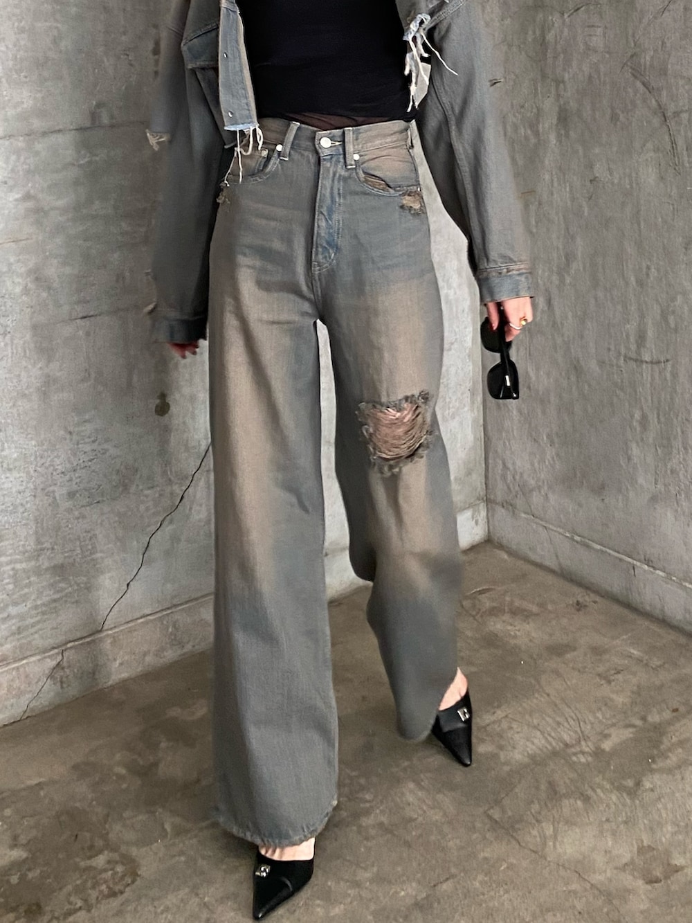 ブラック系のTシャツ/カットソー、グレー系のデニムジャケット、グレー系のデニムパンツを着用したレディースの春コーディネートの3枚目の写真