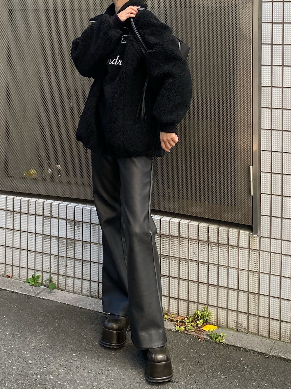 ブラック系のTシャツ/カットソー、ブラウン系のその他パンツ、その他のローファーを着用したレディースの秋コーディネートの2枚目の写真