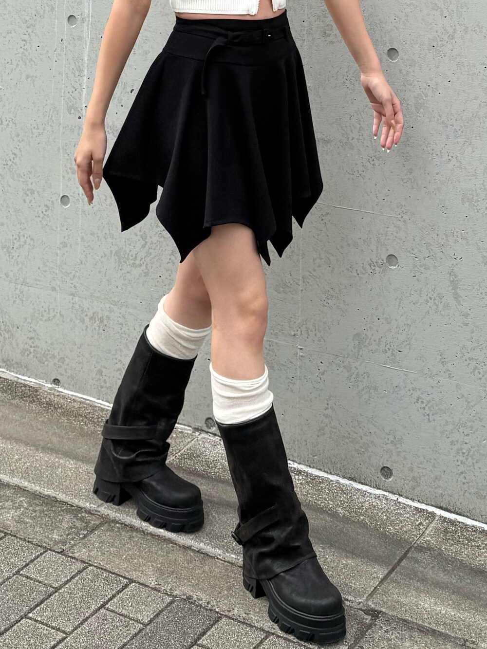 ブラック系のスカートを着用したレディースの春コーディネートの4枚目の写真