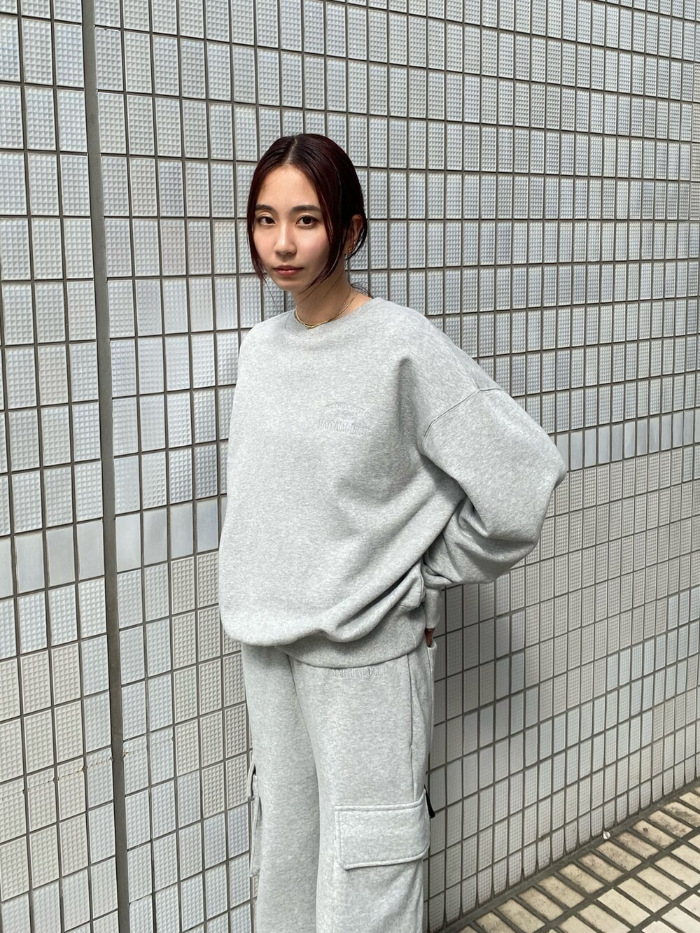 グレー系のスウェットパンツ、グレー系のTシャツ/カットソーを着用したレディースの秋コーディネートの4枚目の写真