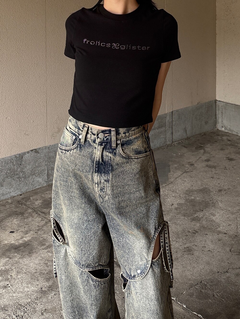 ブルー系のデニムパンツ、ブラック系のTシャツ/カットソーを着用したレディースの夏コーディネートの3枚目の写真