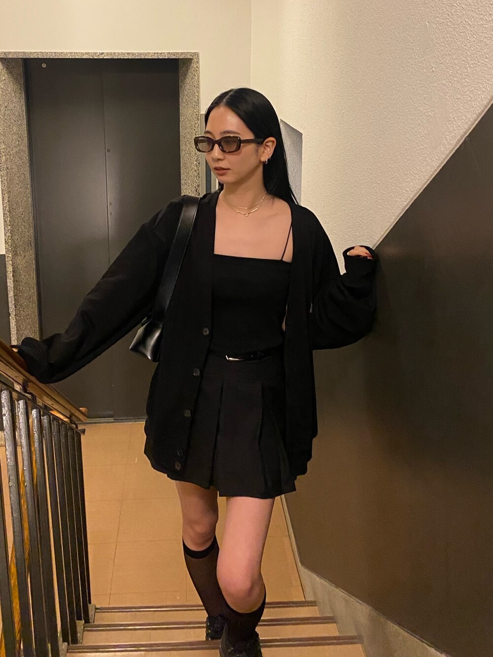 ブラック系のスカート、ブラック系のカーディガン/ボレロを着用したレディースの冬コーディネートの2枚目の写真