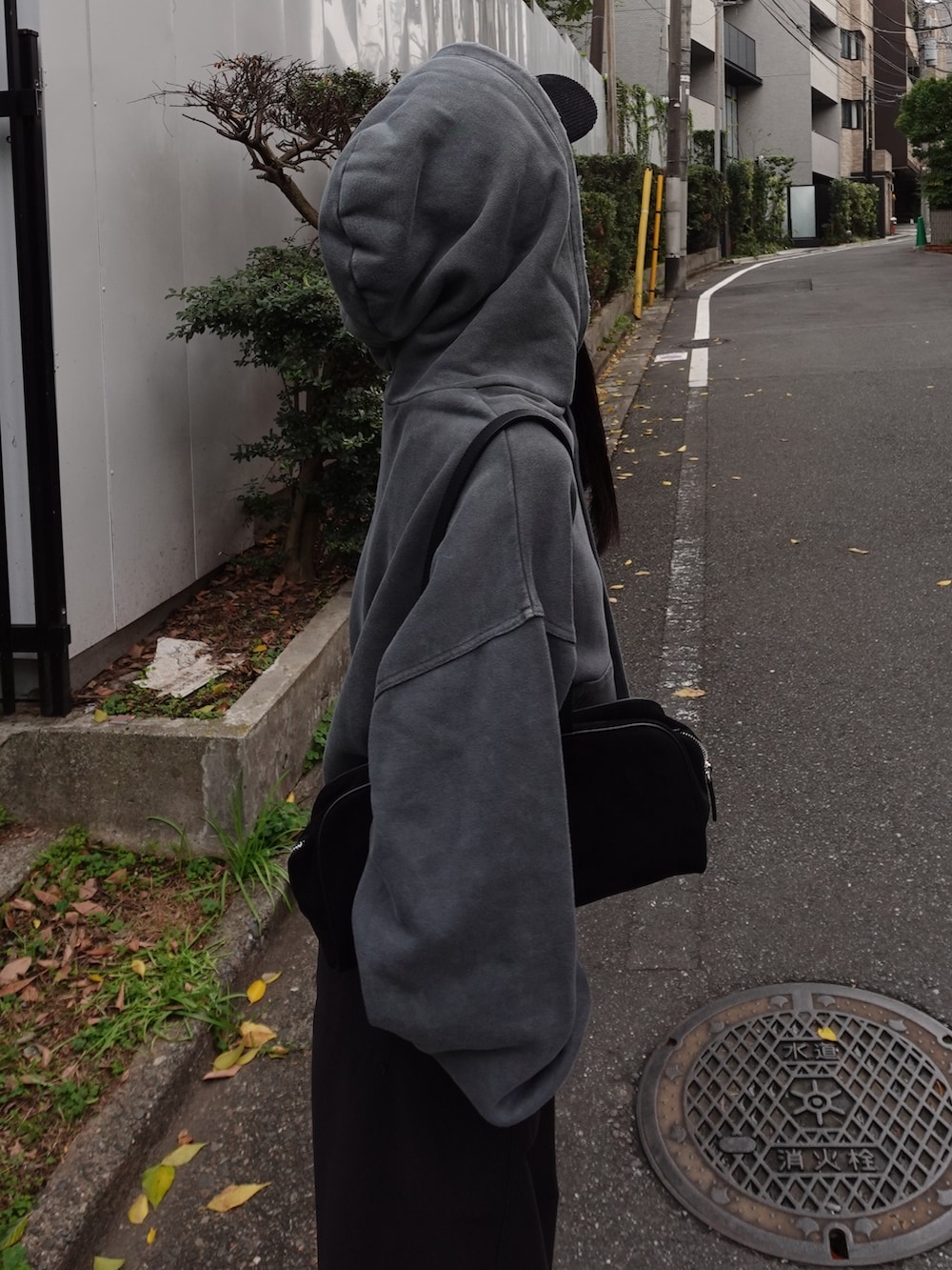 グリーン系のパーカー、ブラック系のローファーを着用したレディースの秋コーディネートの4枚目の写真