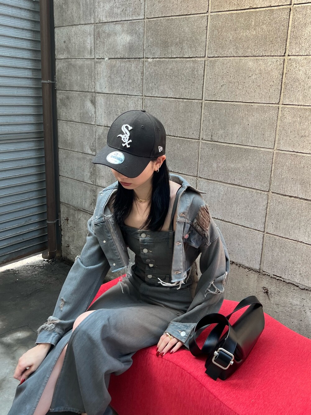 グレー系のワンピース、グレー系のデニムジャケットを着用したレディースの春コーディネートの2枚目の写真