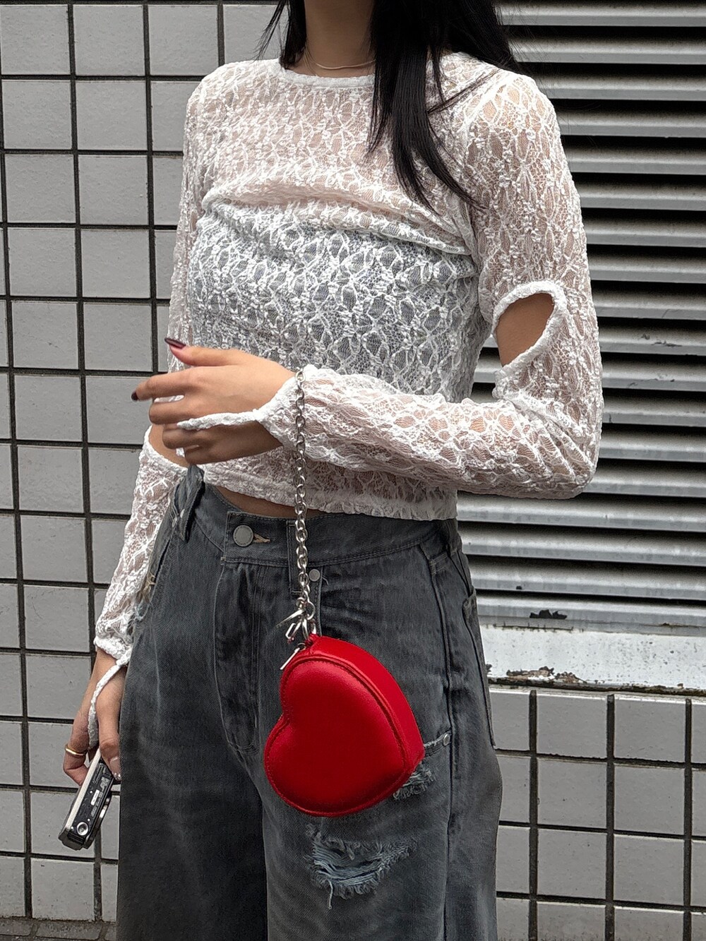 グレー系のデニムパンツ、ホワイト系のTシャツ/カットソーを着用したレディースの春コーディネートの2枚目の写真