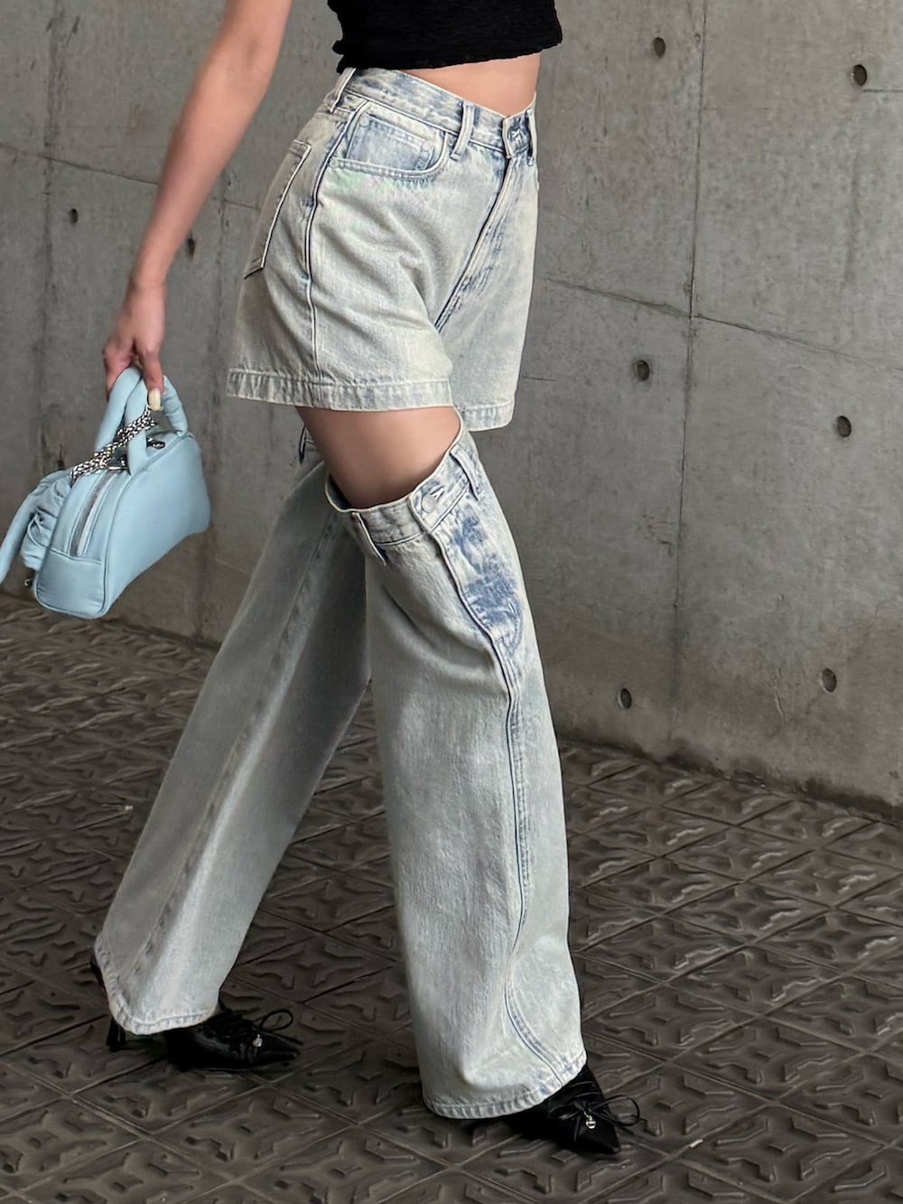 ブルー系のデニムパンツ、ブラック系のTシャツ/カットソーを着用したレディースの夏コーディネートの2枚目の写真