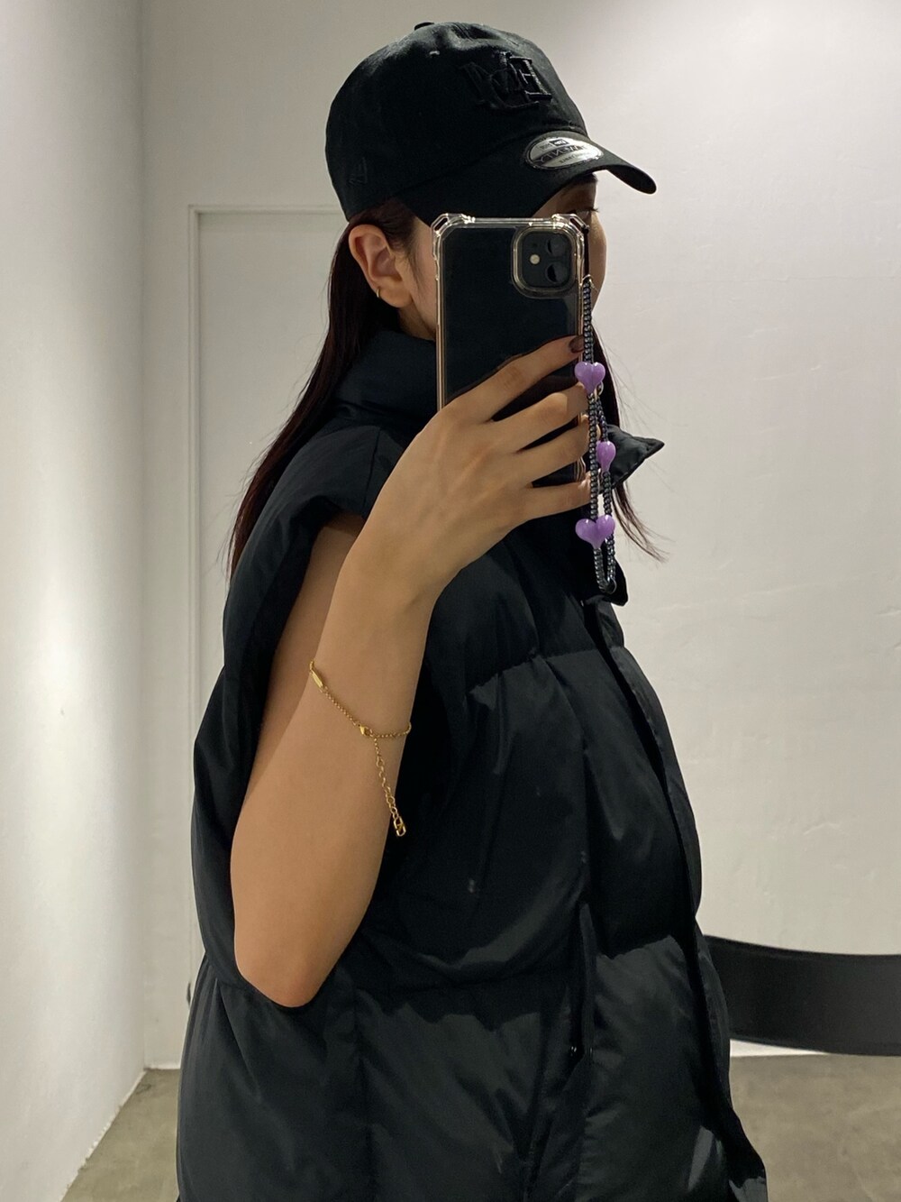 ホワイト系のTシャツ/カットソー、ブラック系のキャップを着用したレディースの夏コーディネートの3枚目の写真