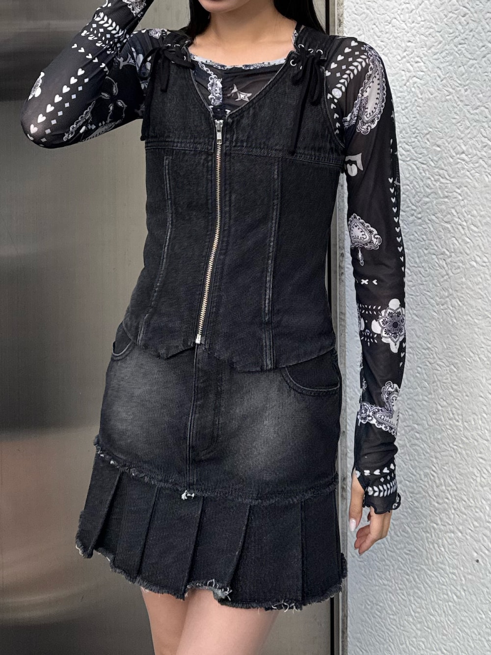 ブラック系のブーツ、ブラック系のワンピース、ブルー系のTシャツ/カットソーを着用したレディースの春コーディネートの2枚目の写真