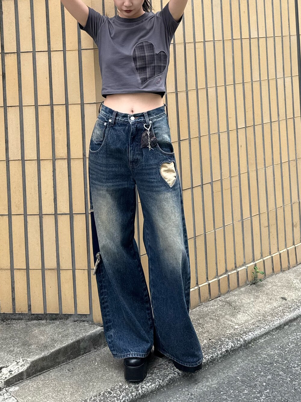 グレー系のTシャツ/カットソー、ブルー系のデニムパンツを着用したレディースの夏コーディネートの2枚目の写真
