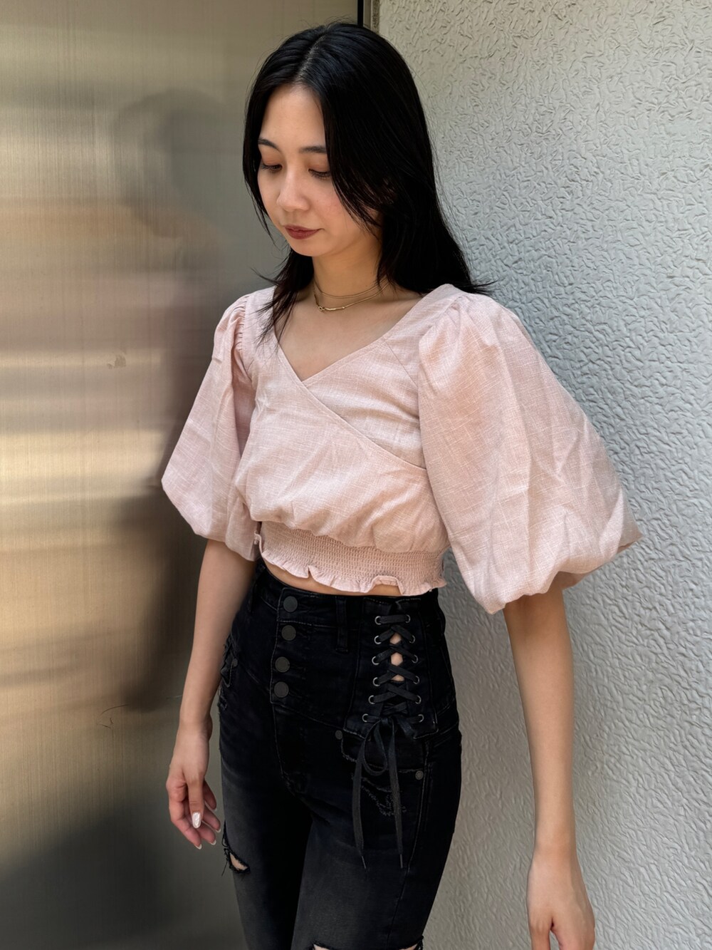 ブラック系のデニムパンツ、ピンク系のTシャツ/カットソー、ホワイト系のサンダルを着用したレディースの夏コーディネートの2枚目の写真