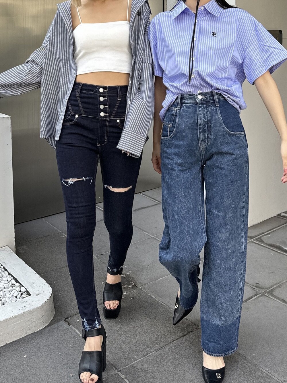 ブルー系のシャツ/ブラウス、ブルー系のデニムパンツを着用したレディースの春コーディネートの2枚目の写真