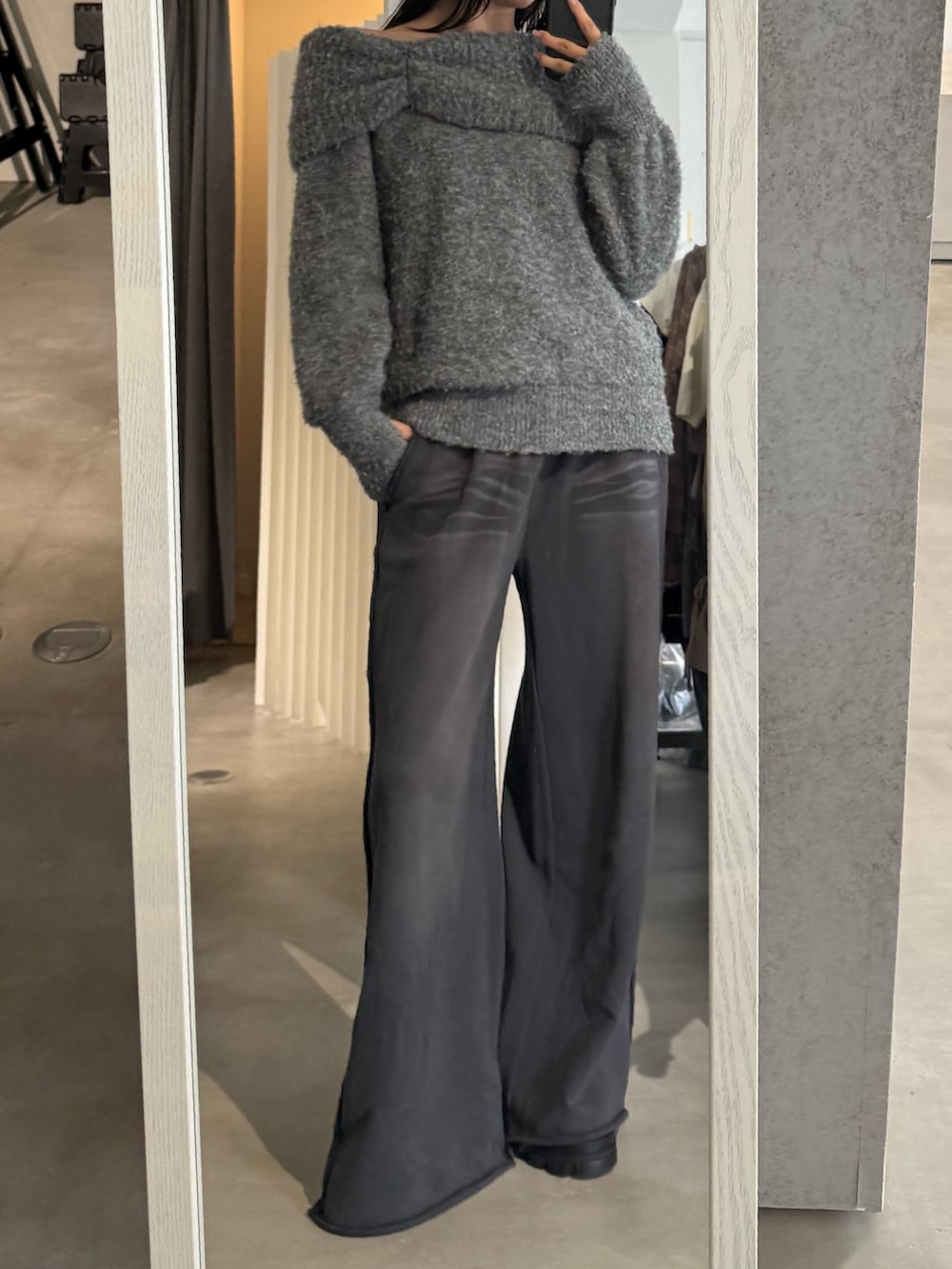 グレー系のスウェットパンツ、グレー系のニット/セーターを着用したレディースの秋コーディネートの2枚目の写真