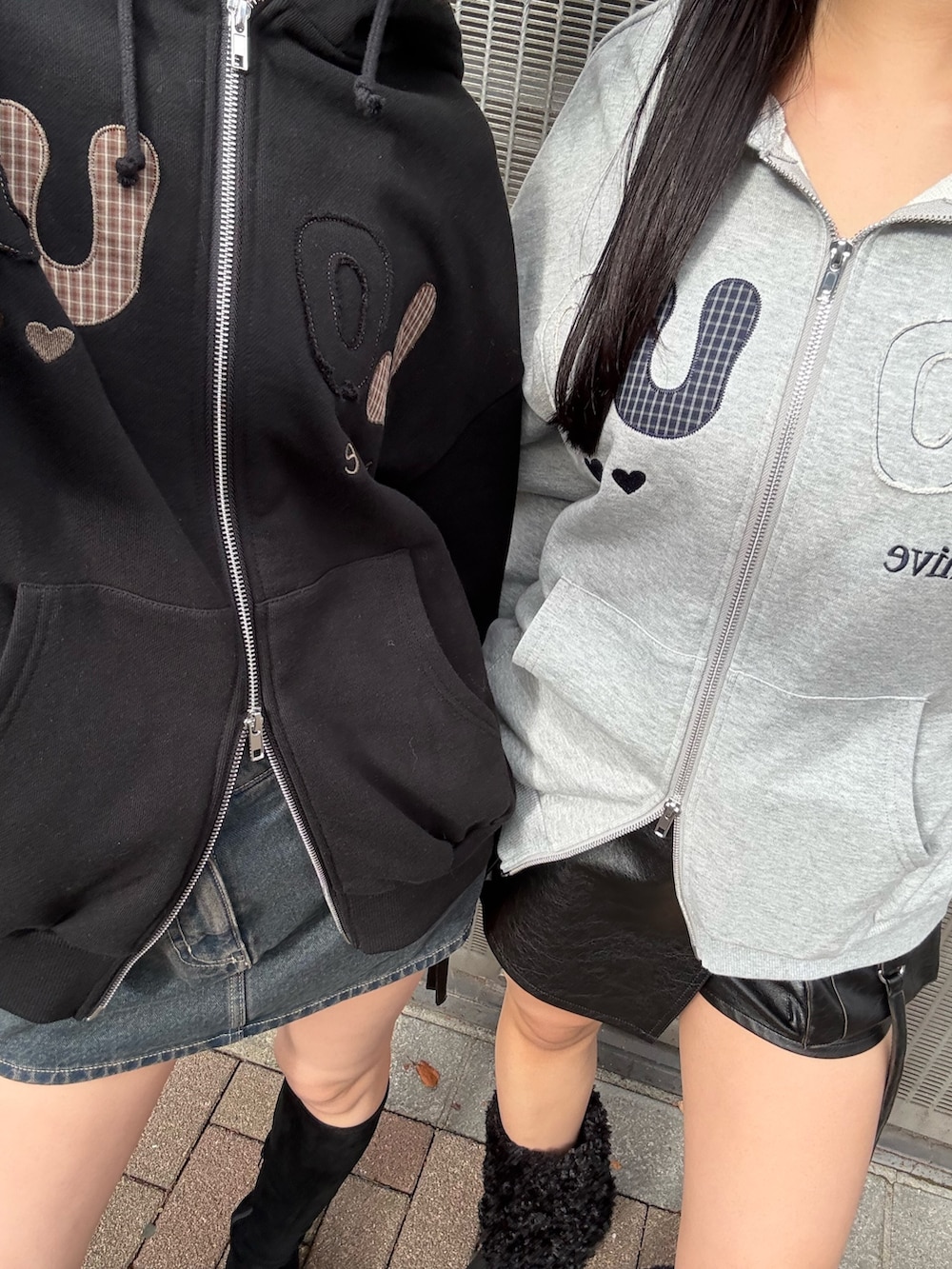 ブラック系のパーカー、ブラック系のブーツを着用したレディースの冬コーディネートの4枚目の写真