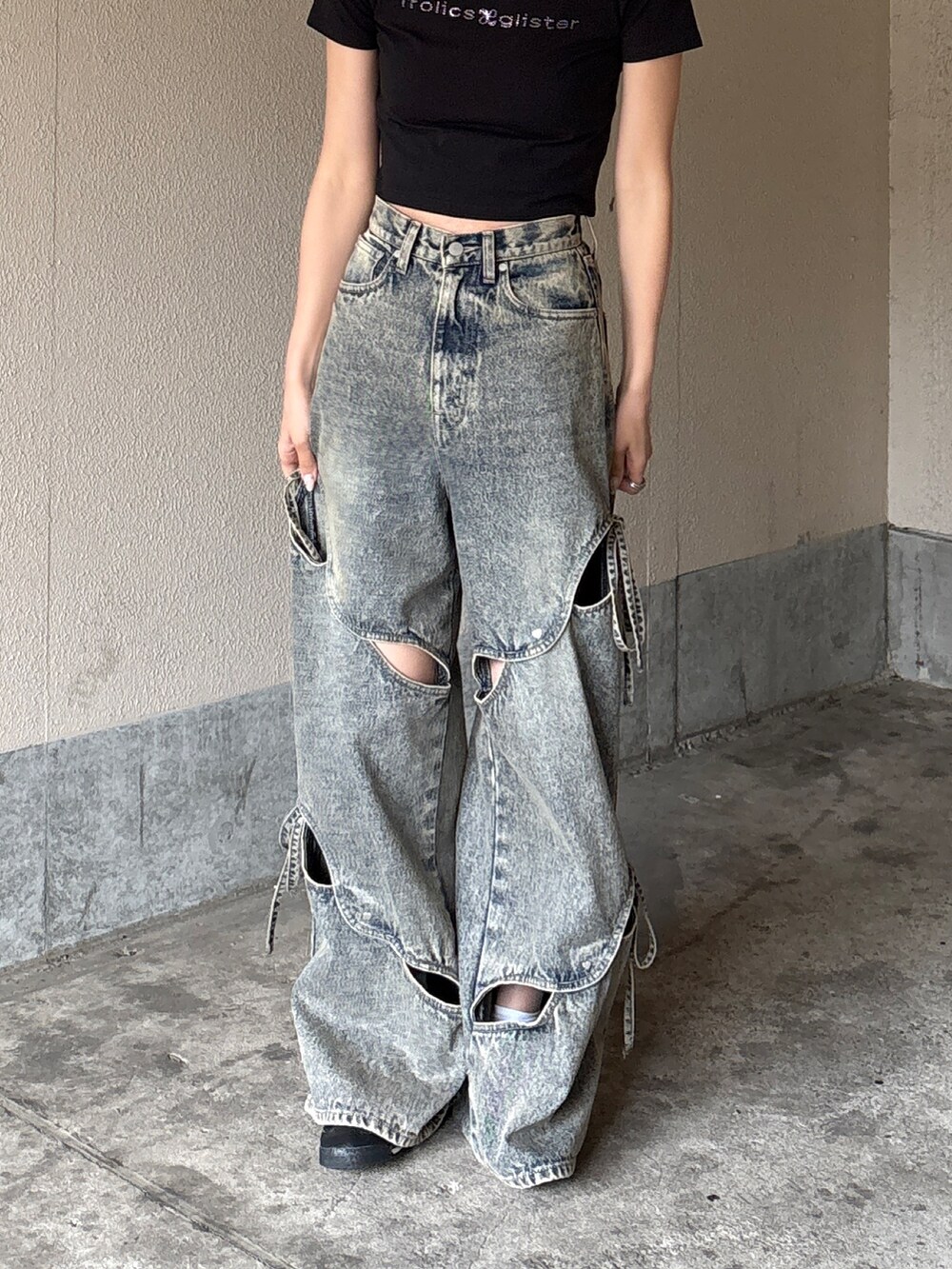 ブルー系のデニムパンツ、ブラック系のTシャツ/カットソーを着用したレディースの夏コーディネートの2枚目の写真