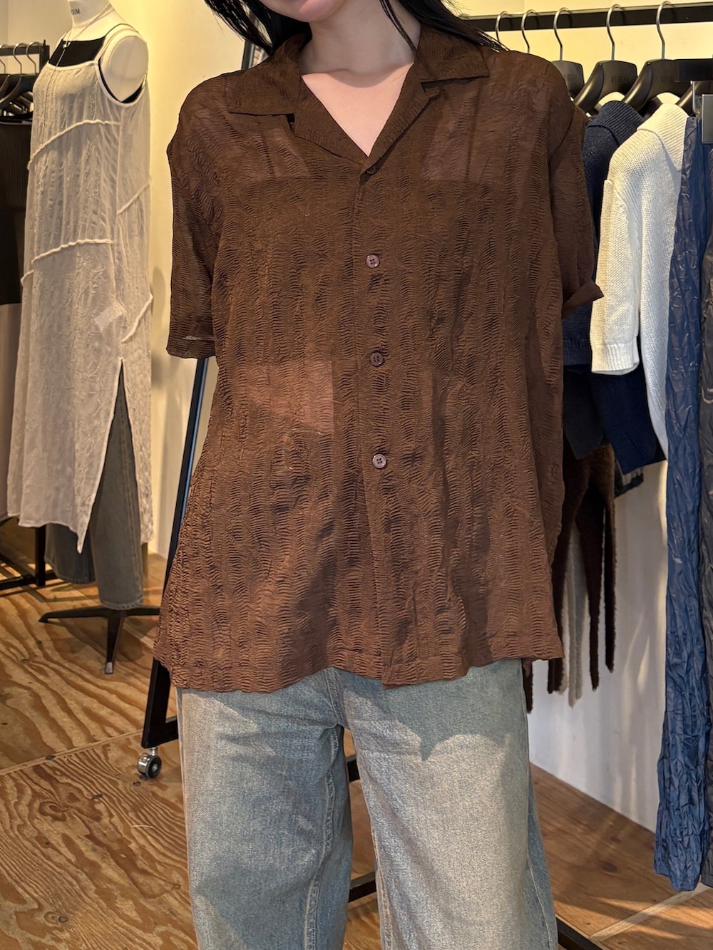 ブルー系のデニムパンツ、ブラウン系のシャツ/ブラウス、ブラック系のサンダルを着用したレディースの春コーディネートの3枚目の写真