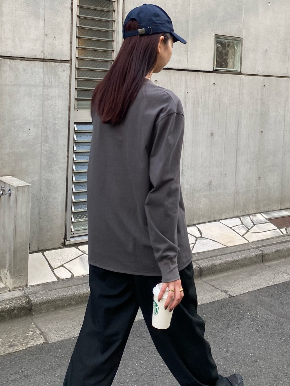 ブラック系のTシャツ/カットソーを着用したレディースの秋コーディネートの2枚目の写真