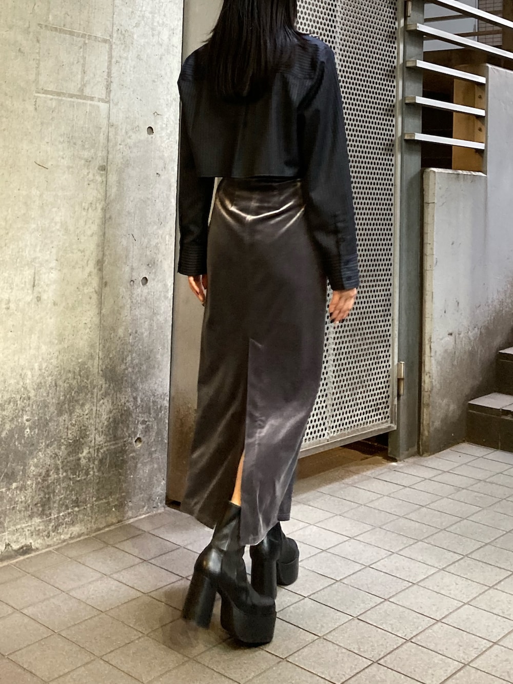 ブルー系のシャツ/ブラウス、グレー系のスカート、ブラック系のブーツを着用したレディースの夏コーディネートの2枚目の写真