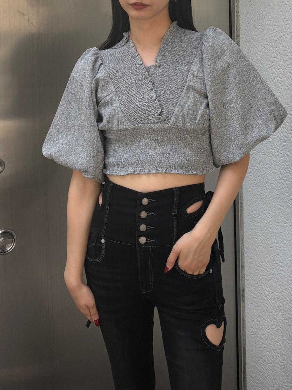 ブラック系のデニムパンツ、グレー系のTシャツ/カットソー、ブラック系のサンダルを着用したレディースの夏コーディネートの4枚目の写真