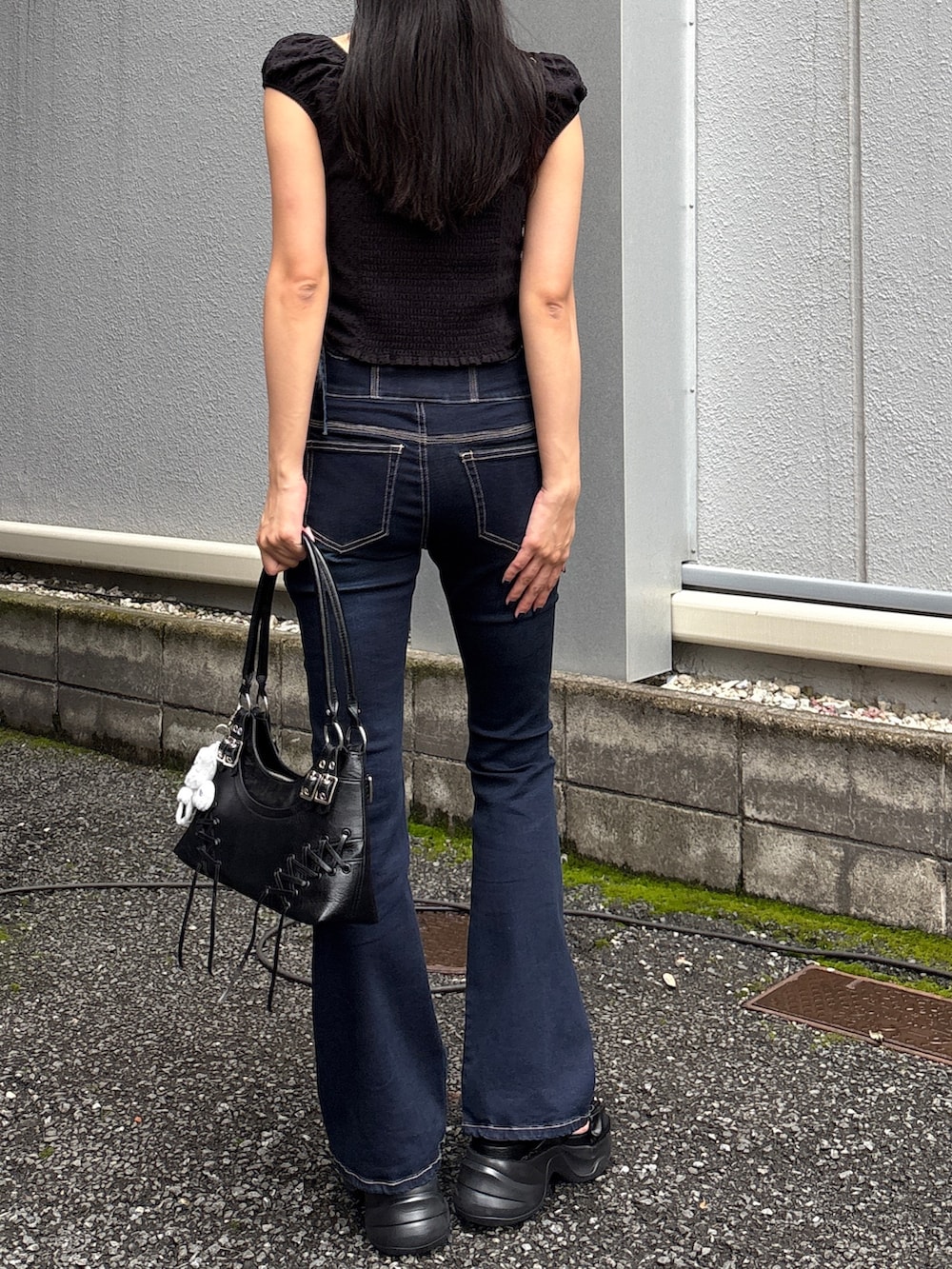 ブルー系のデニムパンツ、ブラック系のサンダル、ブラック系のシャツ/ブラウスを着用したレディースの夏コーディネートの4枚目の写真