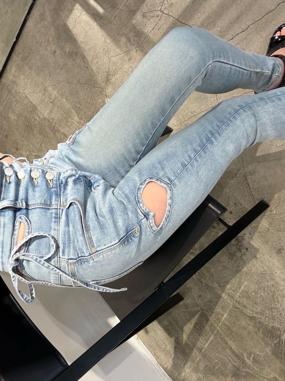 グレー系のTシャツ/カットソー、ブルー系のデニムパンツを着用したレディースの春コーディネートの3枚目の写真