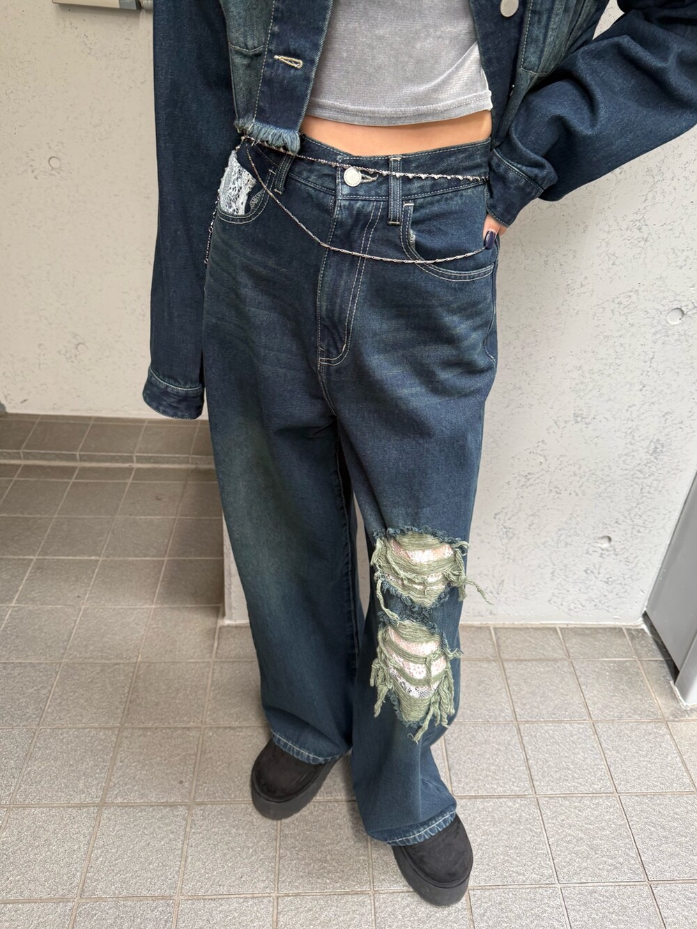 ブルー系のデニムパンツ、ブルー系のブルゾン、ブラック系のスリッポンを着用したレディースの秋コーディネートの5枚目の写真