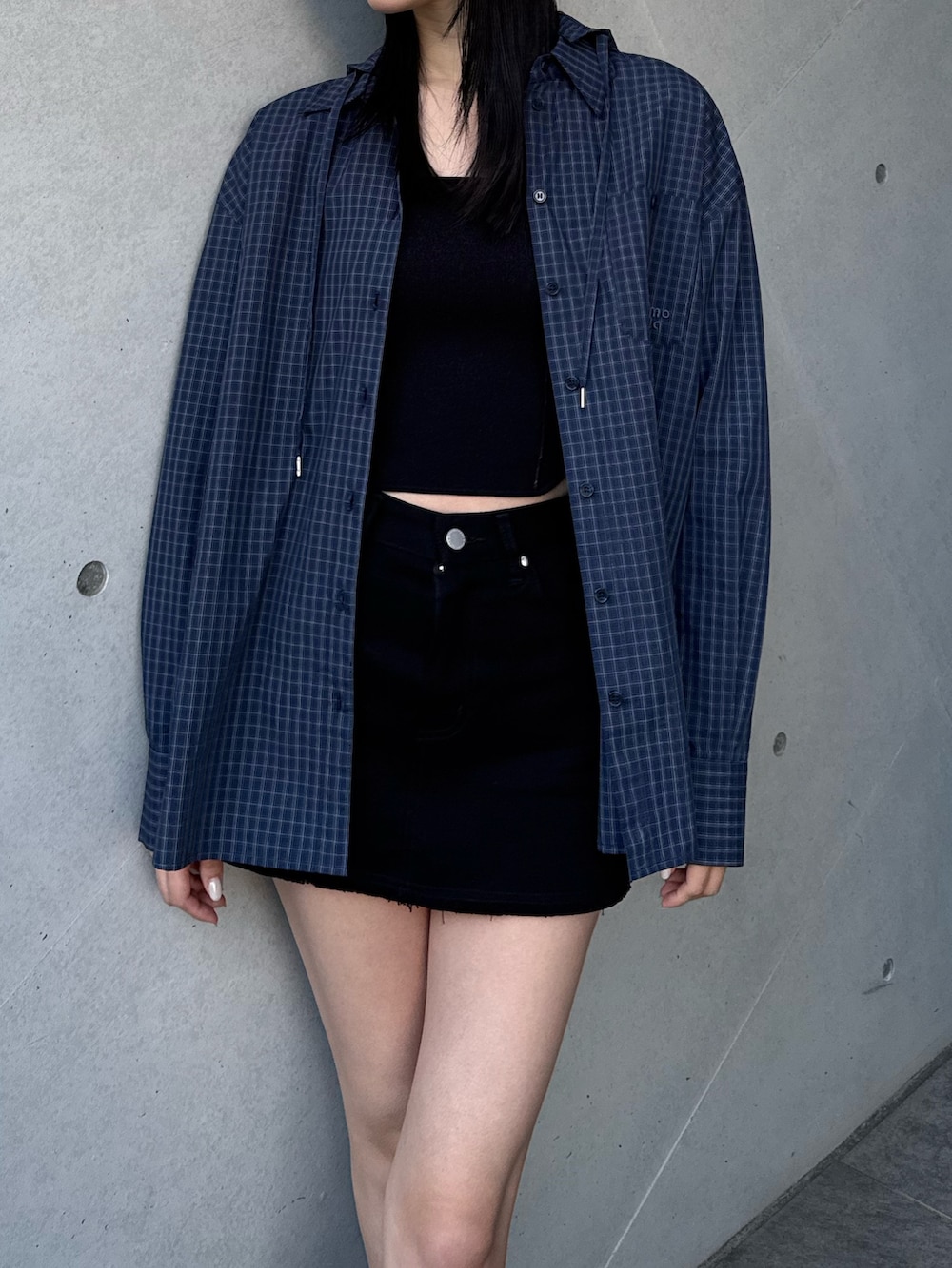 ブラック系のサンダル、ブルー系のシャツ/ブラウス、ブラック系のスカートを着用したレディースの春コーディネートの2枚目の写真