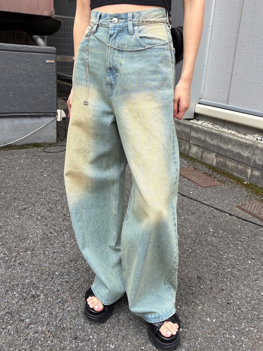 ブルー系のデニムパンツを着用したレディースの春コーディネートの2枚目の写真
