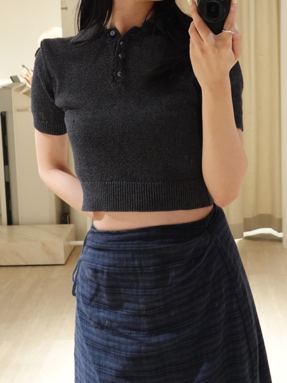 ブラック系のニット/セーター、ブルー系のその他パンツ、ブラック系のデニムパンツを着用したレディースの春コーディネートの2枚目の写真