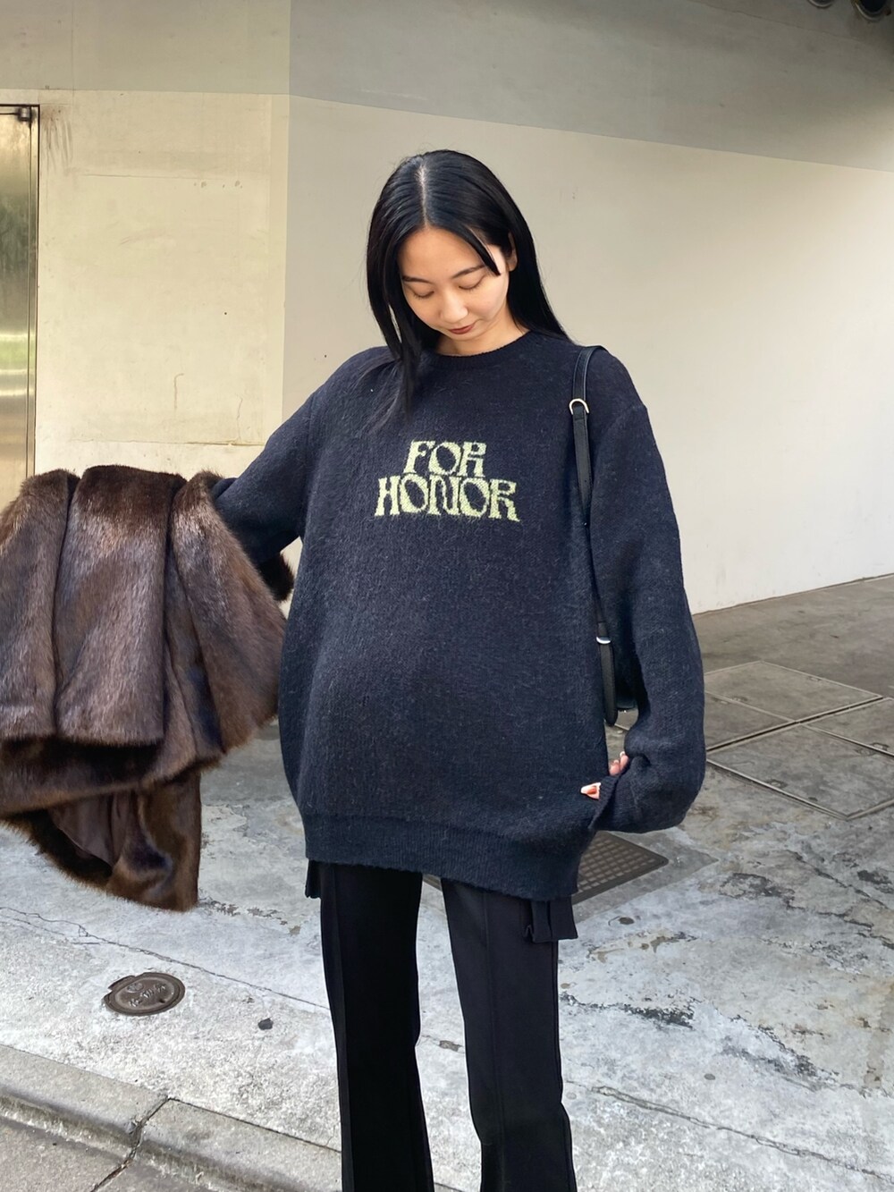 ブラック系のニット/セーター、ブラック系のブーツ、ブラック系のカーゴパンツを着用したレディースの冬コーディネートの2枚目の写真