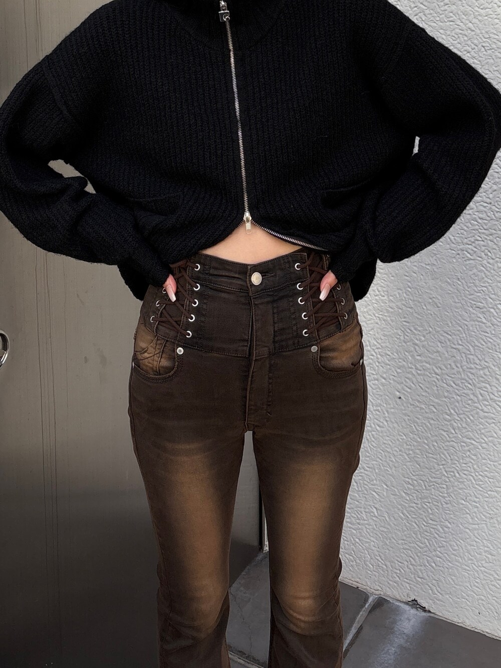 ブラック系のカーディガン/ボレロ、ブラウン系のデニムパンツ、ブラック系のローファーを着用したレディースの冬コーディネートの3枚目の写真