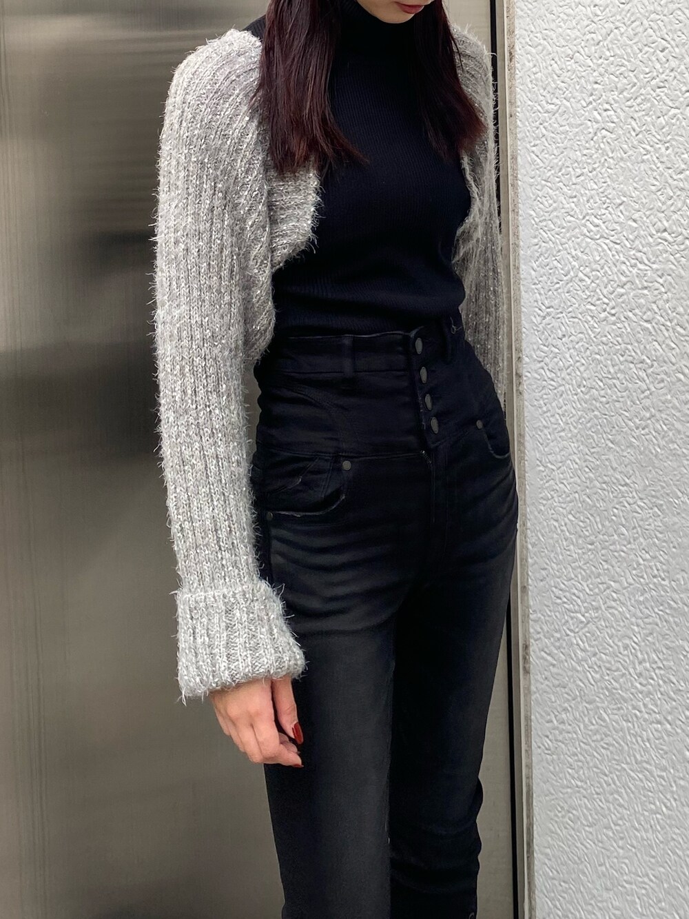 ブラック系のデニムパンツ、ブラック系のニット/セーターを着用したレディースの秋コーディネートの3枚目の写真