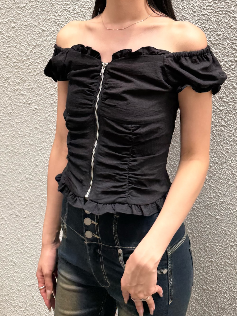 ブルー系のデニムパンツ、ブラック系のサンダル、ブラック系のシャツ/ブラウスを着用したレディースの夏コーディネートの7枚目の写真