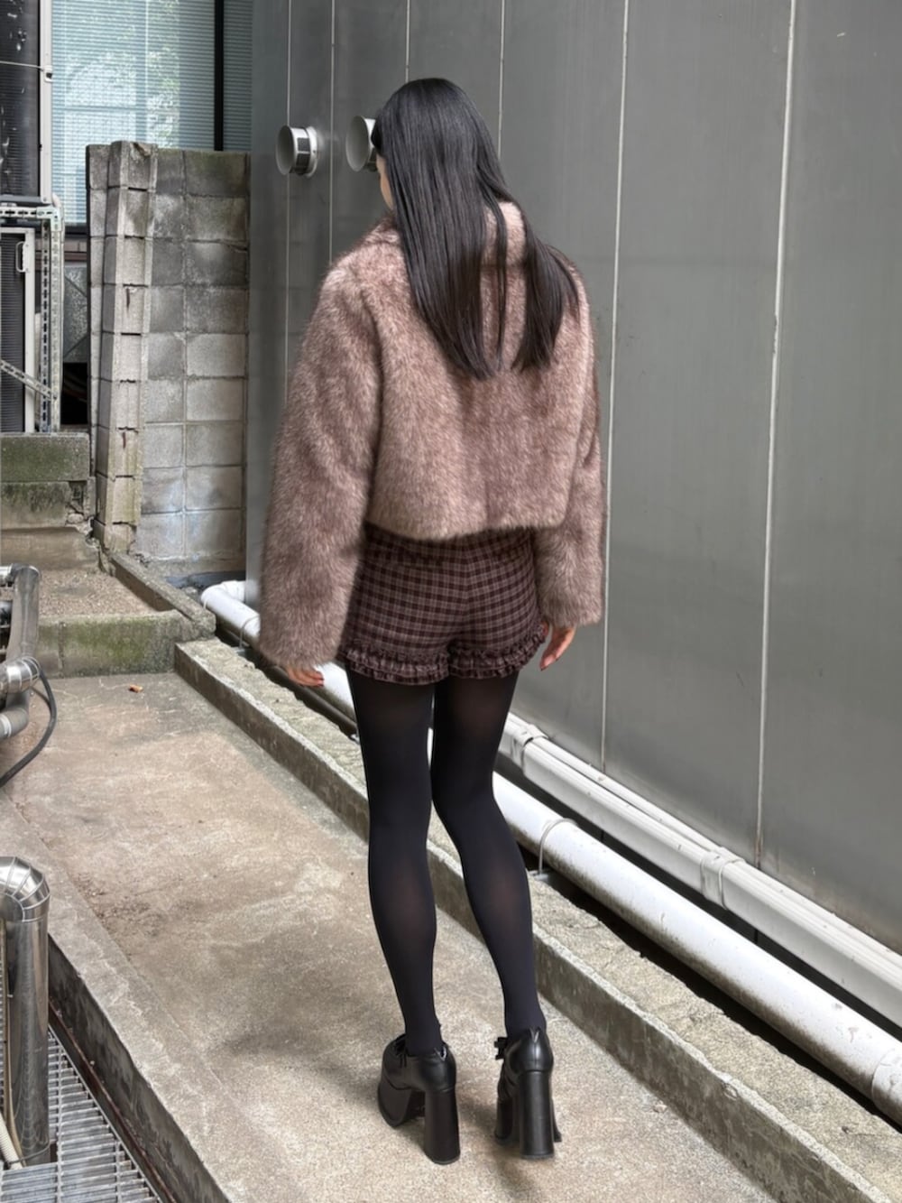 ブラック系のローファー、ブラウン系のブルゾン、ブラウン系のその他パンツを着用したレディースの秋コーディネートの3枚目の写真