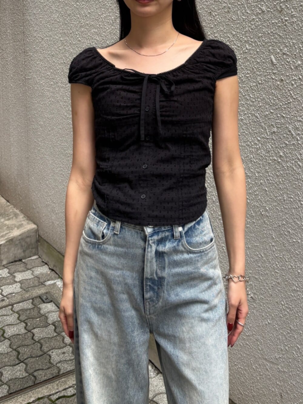 ブラック系のシャツ/ブラウス、ブラック系のショルダーバッグ、ブラック系のサンダルを着用したレディースの夏コーディネートの6枚目の写真