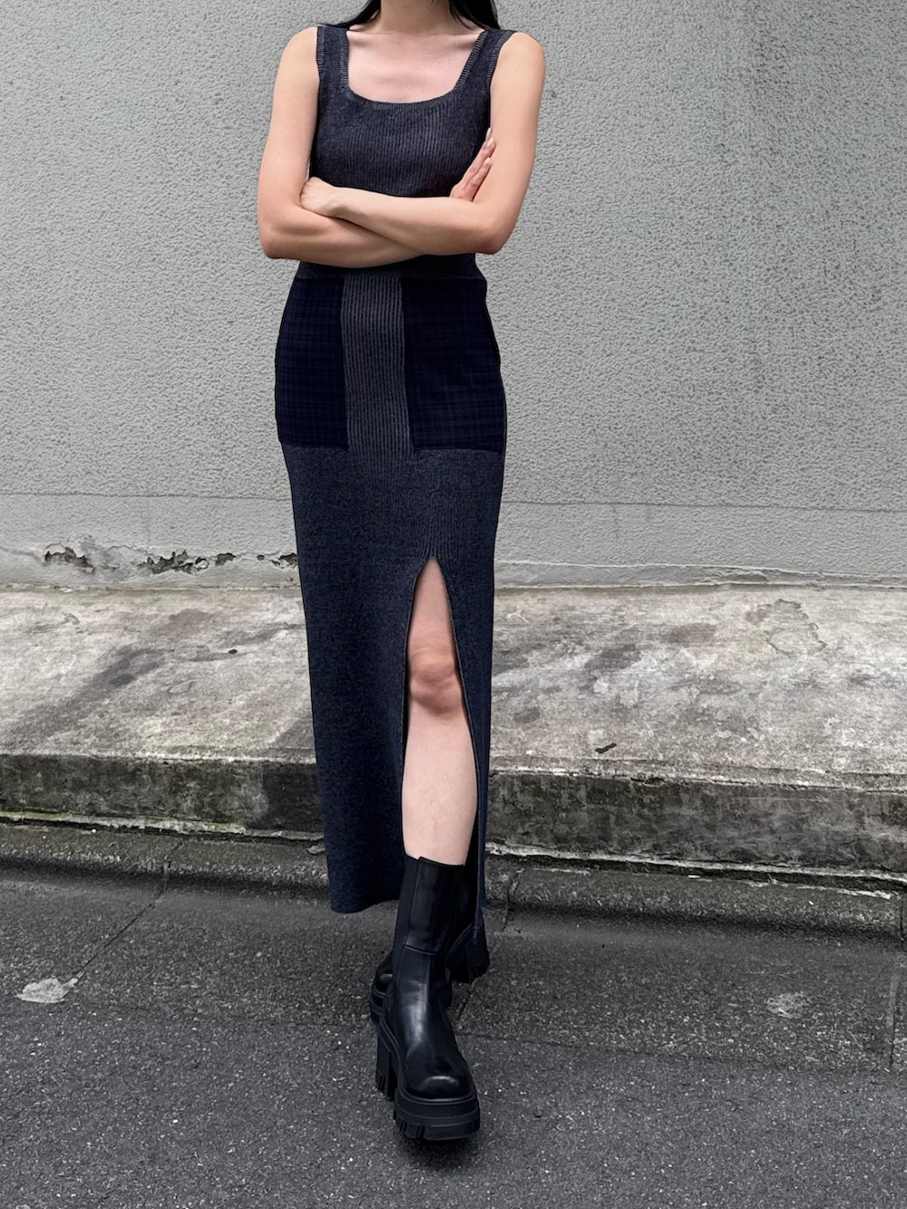 ブルー系のワンピース、ブルー系のパーカーを着用したレディースの秋コーディネートの2枚目の写真