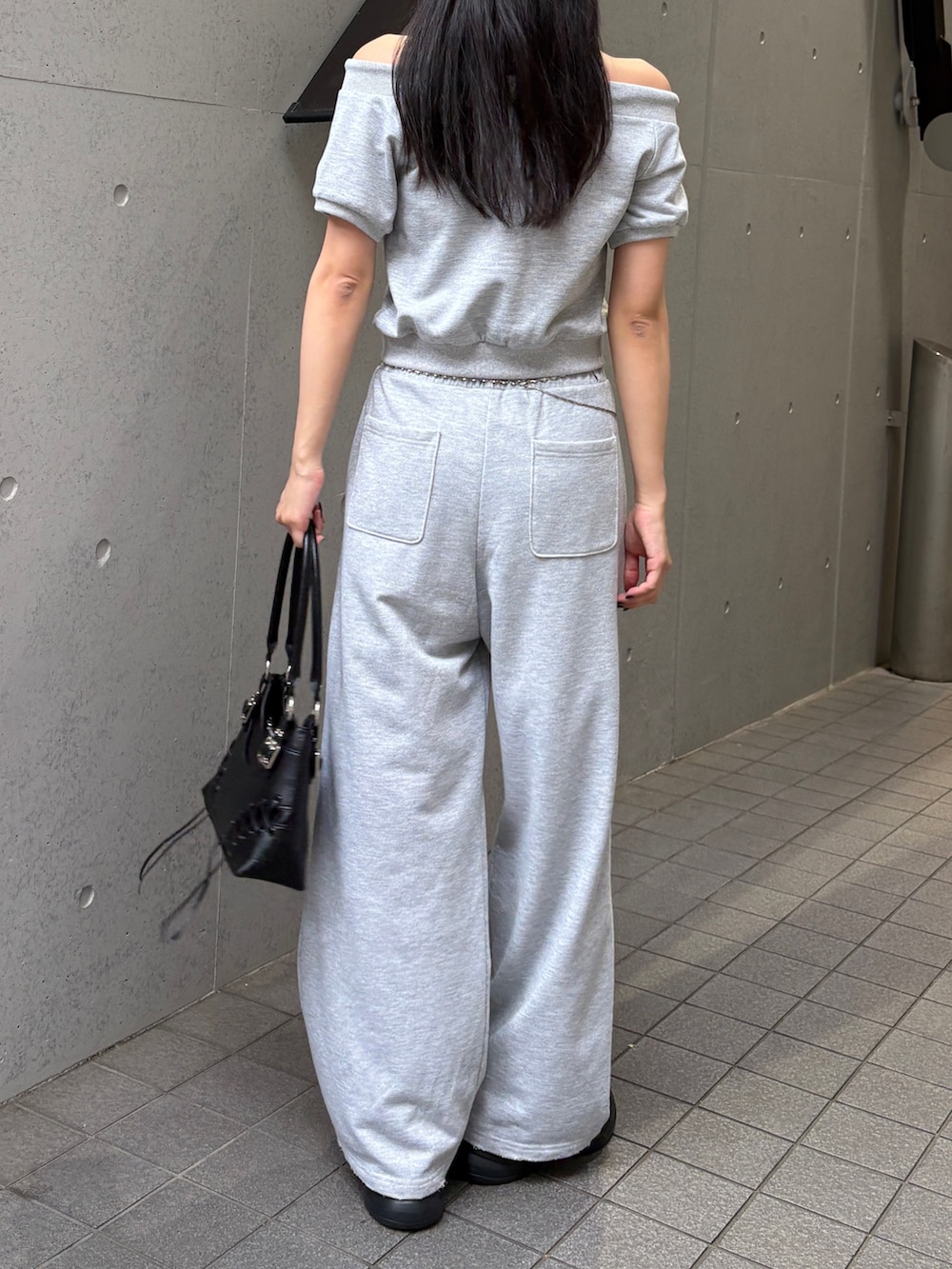 グレー系のスウェットパンツ、グレー系のスウェット、ブラック系のサンダルを着用したレディースの夏コーディネートの3枚目の写真