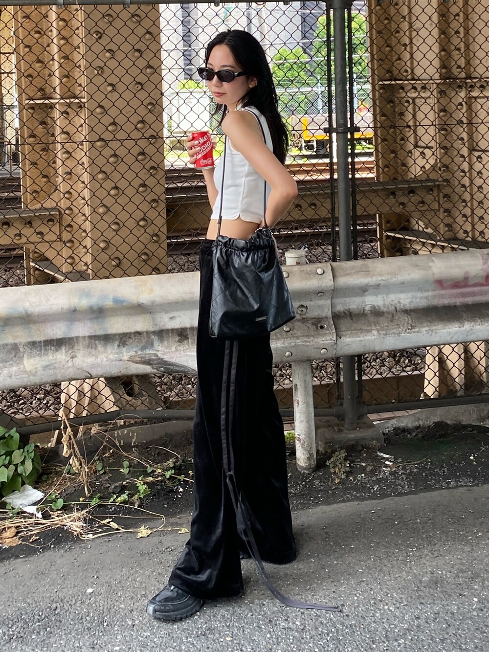 ブラック系のその他パンツ、ホワイト系のタンクトップを着用したレディースの秋コーディネートの2枚目の写真