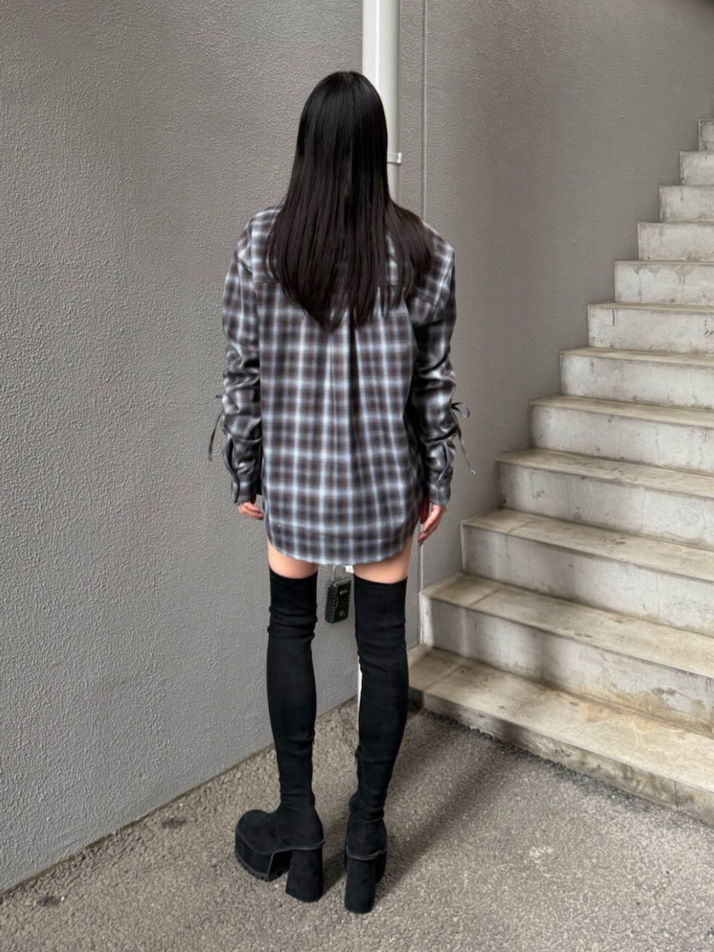 ブルー系のシャツ/ブラウス、ブラック系のTシャツ/カットソー、ブラック系のその他パンツを着用したレディースの秋コーディネートの3枚目の写真