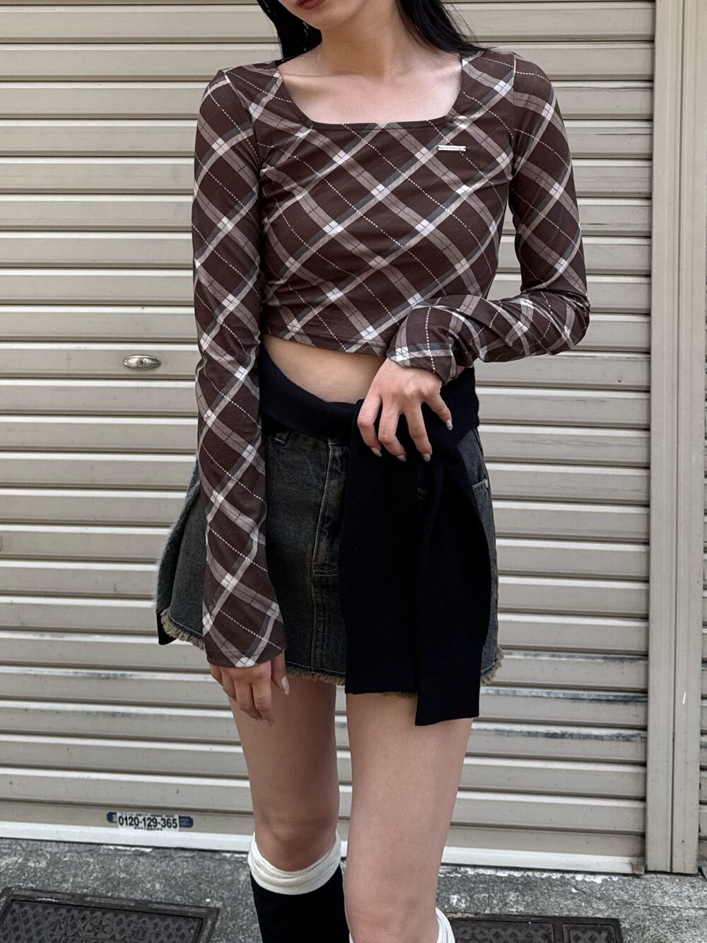 ブラック系のブーツ、ブルー系のスカート、ブルー系のデニムジャケットを着用したレディースの夏コーディネートの3枚目の写真