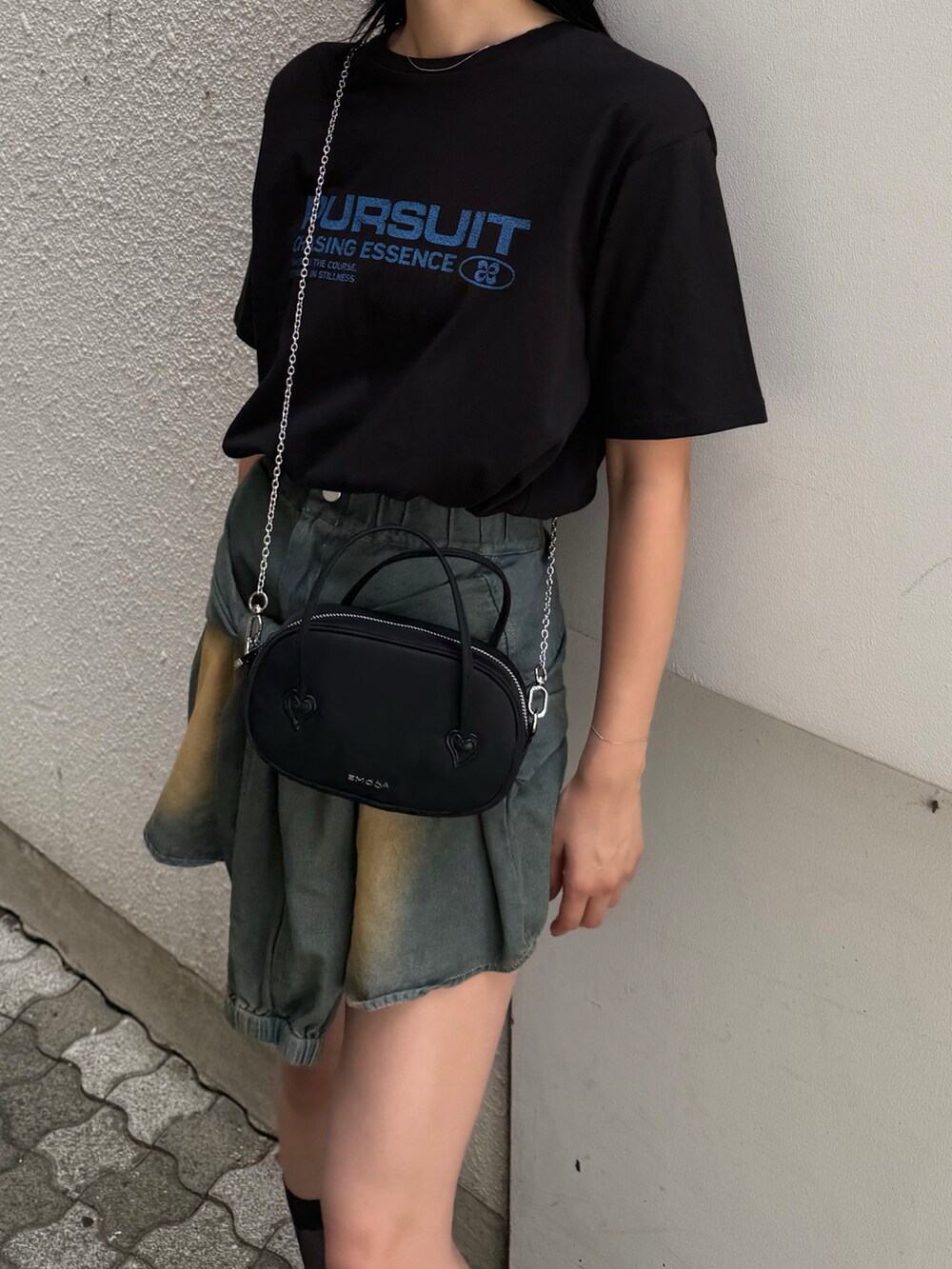 ブルー系のスカート、ブラック系のTシャツ/カットソー、ブラック系のサンダルを着用したレディースの夏コーディネートの2枚目の写真