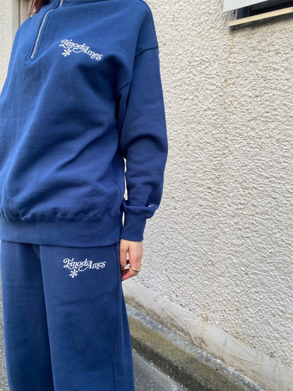 ブルー系のTシャツ/カットソー、ブルー系のTシャツ/カットソー、ブルー系のマフラーを着用したレディースの秋コーディネートの2枚目の写真