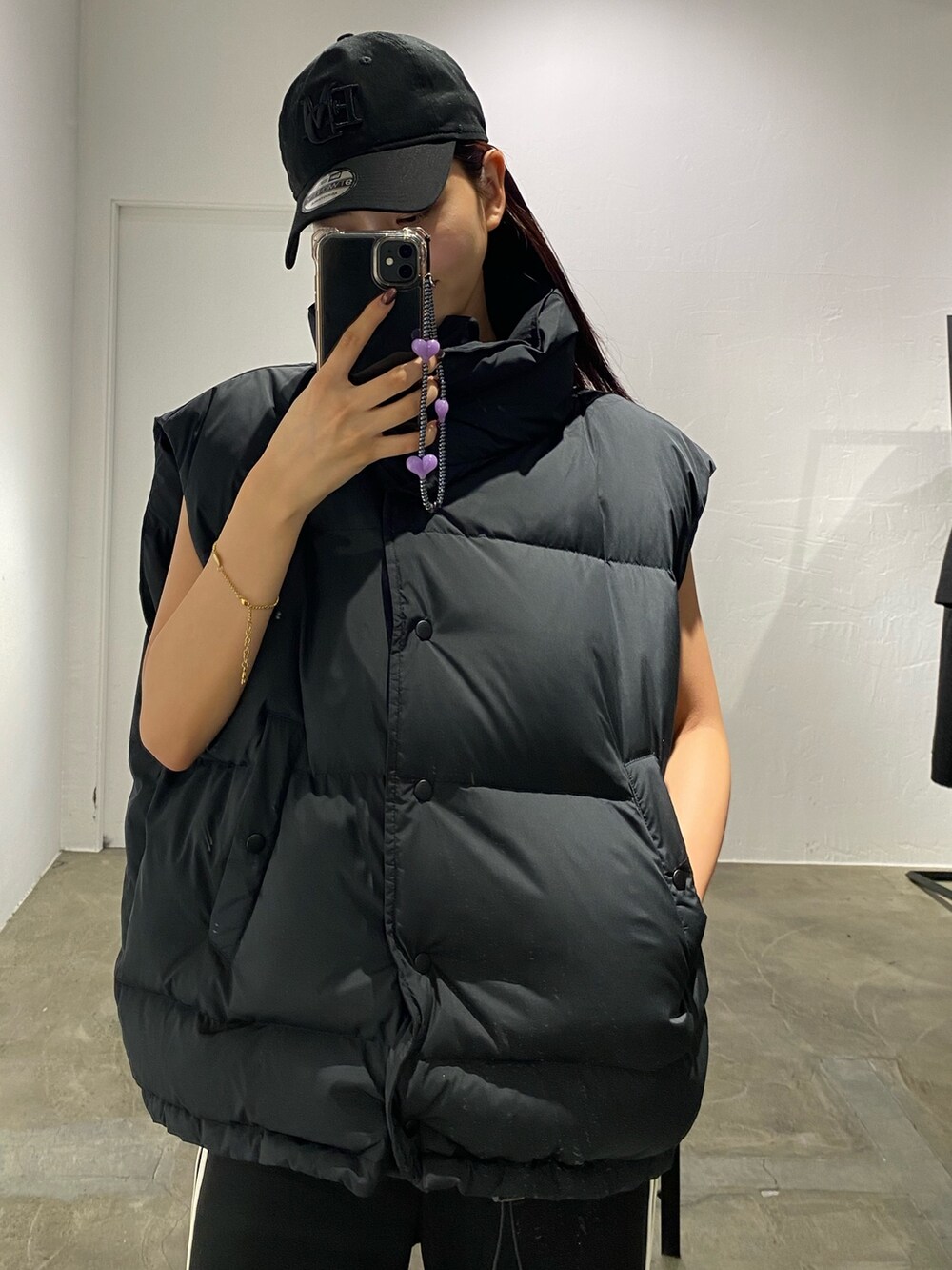 「トラックパンツ、ブラックコーデ、骨格ナチュラル、高身長コーデ」｜「EMODAのオーバーダウンベスト（ダウンベスト、ブラック系）」を使った、内藤和香さん（レディース・169cm）の夏コーディネートの4枚目の写真
