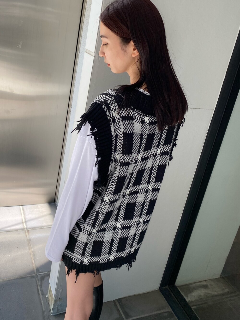 その他のベスト、その他のブーツ、ホワイト系のTシャツ/カットソーを着用したレディースの夏コーディネートの4枚目の写真